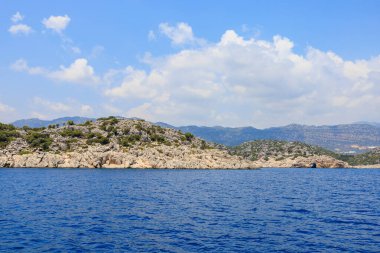 Denizden kayalık kıyı manzarası. Seçici odaklı arkaplan ve metin için alanı kopyala. Türkiye 'de Akdeniz. Popüler turistik yerler