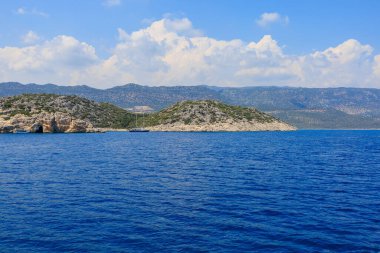 Denizden kayalık kıyı manzarası. Seçici odaklı arkaplan ve metin için alanı kopyala. Türkiye 'de Akdeniz. Popüler turistik yerler