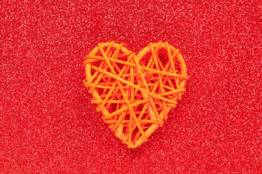 Tahta hasır kalp. Rattan, kalp şeklinde çalışır. Aşk konsepti. Seçici odaklı arkaplan ve boşluğu kopyala. Geriye ışılda