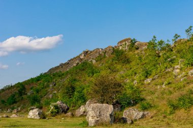 Doğu Avrupa 'nın vahşi kayalık ve dağlık doğası. Metin için kopya alanı olan peyzaj arkaplanı. Seçici odaklanma, uyumlu. Coban ya da Cobani köyü, Moldova 'ya hoş geldiniz..