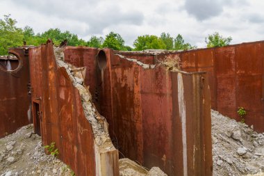 Terk edilmiş gizli nükleer sığınak. Soğuk Savaş Komuta Merkezi, nesne 1180. Seçici odaklı arkaplan