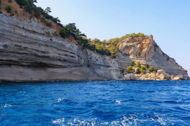 Denizden kayalık kıyı manzarası. Seçici odaklı arkaplan ve metin için alanı kopyala. Türkiye 'de Akdeniz. Popüler turistik yerler