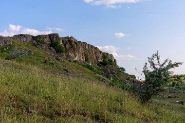 Doğu Avrupa 'nın vahşi kayalık ve dağlık doğası. Metin için kopya alanı olan peyzaj arkaplanı. Seçici odaklanma, uyumlu. Coban ya da Cobani köyü, Moldova 'ya hoş geldiniz..