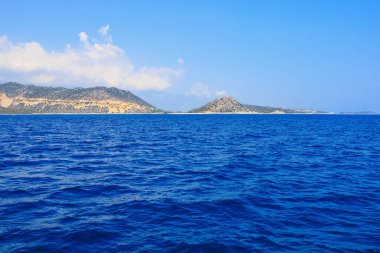 Denizden kayalık kıyı manzarası. Seçici odaklı arkaplan ve metin için alanı kopyala. Türkiye 'de Akdeniz. Popüler turistik yerler