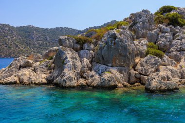 Denizden kayalık kıyı manzarası. Seçici odaklı arkaplan ve metin için alanı kopyala. Türkiye 'de Akdeniz. Popüler turistik yerler