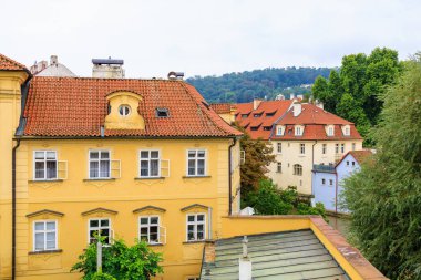 Eski sıcak turistik kentin klasik Avrupa mimarisi evinin ön cephesi. Seçici odak ve kopyalama alanı olan arkaplan