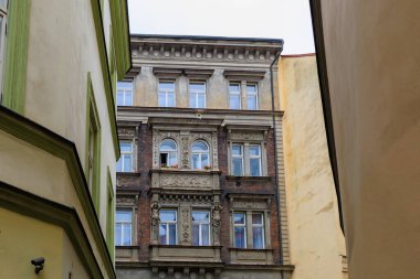 Eski sıcak turistik kentin klasik Avrupa mimarisi evinin ön cephesi. Seçici odak ve kopyalama alanı olan arkaplan