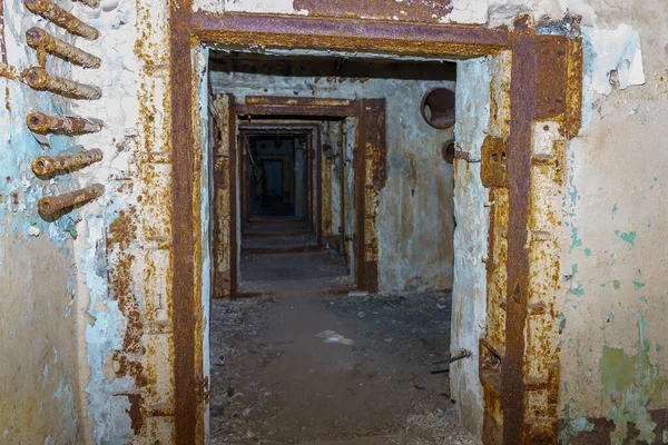 Vernietigde Luchtsluizen Van Een Militaire Geheime Verlaten Bunker Achtergrond Met — Stockfoto