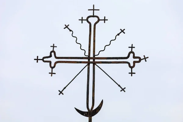 십자가와 초승달은 문화와 종교의 혼합의 종교적 상징이다 텍스트에 선택적 초점과 — 스톡 사진