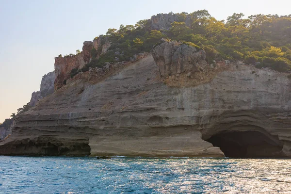 Denizden kayalık kıyı manzarası. Seçici odaklı arkaplan ve metin için alanı kopyala. Türkiye 'de Akdeniz. Popüler turistik yerler