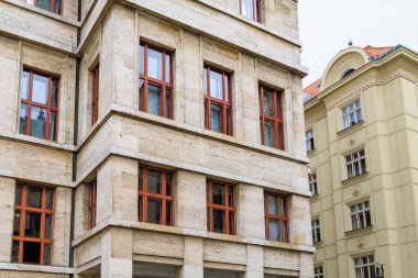 Eski sıcak turistik kentin klasik Avrupa mimarisi evinin ön cephesi. Seçici odak ve kopyalama alanı olan arkaplan