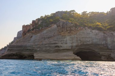 Denizden kayalık kıyı manzarası. Seçici odaklı arkaplan ve metin için alanı kopyala. Türkiye 'de Akdeniz. Popüler turistik yerler