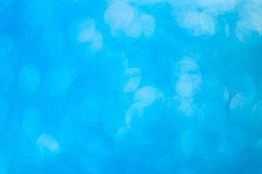 Bulanık arkaplan. Odaklanmamış fotoğraf merceğini geri ver. Arka plan bokeh. Tasarım boş. Tasarımcı için grafik kaynak. Canlı mavi.