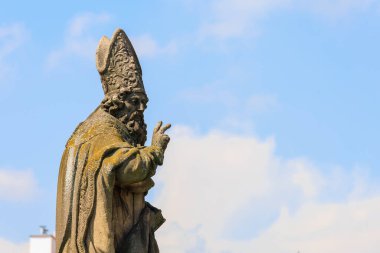Charles Köprüsü 'ndeki antik ortaçağ heykelleri. Seçici odak ve kopyalama alanı olan arkaplan