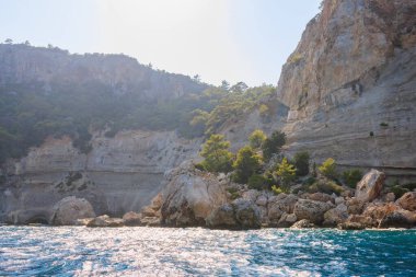 Denizden kayalık kıyı manzarası. Seçici odaklı arkaplan ve metin için alanı kopyala. Türkiye 'de Akdeniz. Popüler turistik yerler