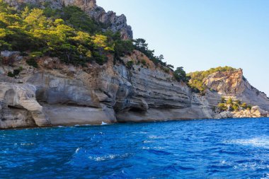 Denizden kayalık kıyı manzarası. Seçici odaklı arkaplan ve metin için alanı kopyala. Türkiye 'de Akdeniz. Popüler turistik yerler