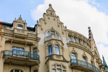 Eski sıcak turistik kentin klasik Avrupa mimarisi evinin ön cephesi. Seçici odak ve kopyalama alanı olan arkaplan