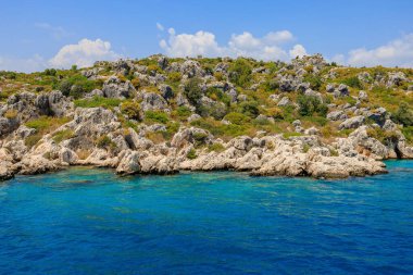 Denizden kayalık kıyı manzarası. Seçici odaklı arkaplan ve metin için alanı kopyala. Türkiye 'de Akdeniz. Popüler turistik yerler