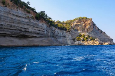 Denizden kayalık kıyı manzarası. Seçici odaklı arkaplan ve metin için alanı kopyala. Türkiye 'de Akdeniz. Popüler turistik yerler