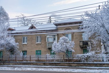 Karda bir şehir. Seçici odaklı kış arkaplanı