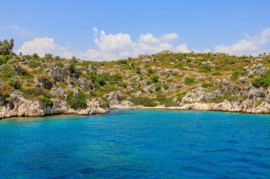 Denizden kayalık kıyı manzarası. Seçici odaklı arkaplan ve metin için alanı kopyala. Türkiye 'de Akdeniz. Popüler turistik yerler