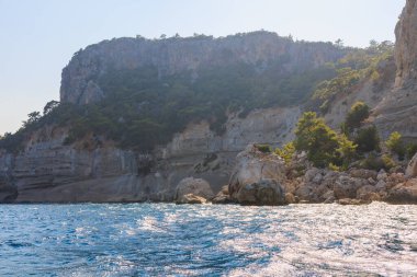 Denizden kayalık kıyı manzarası. Seçici odaklı arkaplan ve metin için alanı kopyala. Türkiye 'de Akdeniz. Popüler turistik yerler