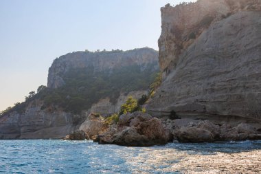 Denizden kayalık kıyı manzarası. Seçici odaklı arkaplan ve metin için alanı kopyala. Türkiye 'de Akdeniz. Popüler turistik yerler