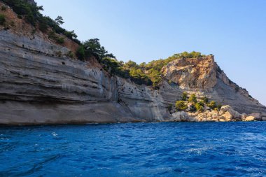 Denizden kayalık kıyı manzarası. Seçici odaklı arkaplan ve metin için alanı kopyala. Türkiye 'de Akdeniz. Popüler turistik yerler