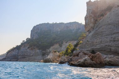 Denizden kayalık kıyı manzarası. Seçici odaklı arkaplan ve metin için alanı kopyala. Türkiye 'de Akdeniz. Popüler turistik yerler