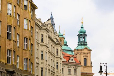Eski sıcak turistik kentin klasik Avrupa mimarisi evinin ön cephesi. Seçici odak ve kopyalama alanı olan arkaplan