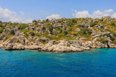 Denizden kayalık kıyı manzarası. Seçici odaklı arkaplan ve metin için alanı kopyala. Türkiye 'de Akdeniz. Popüler turistik yerler