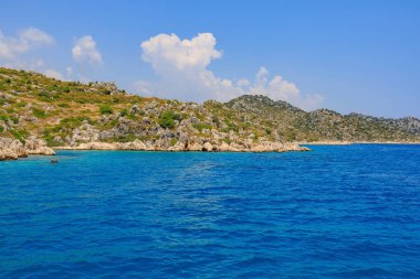 Denizden kayalık kıyı manzarası. Seçici odaklı arkaplan ve metin için alanı kopyala. Türkiye 'de Akdeniz. Popüler turistik yerler