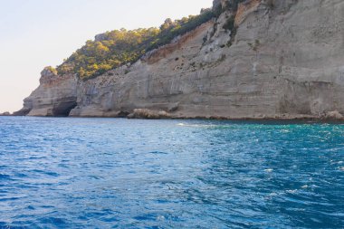 Denizden kayalık kıyı manzarası. Seçici odaklı arkaplan ve metin için alanı kopyala. Türkiye 'de Akdeniz. Popüler turistik yerler