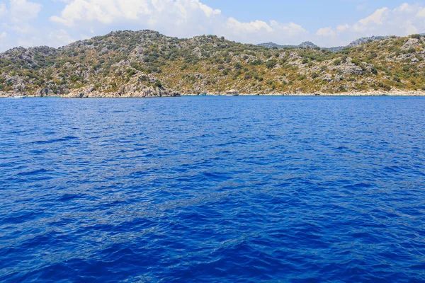 海からの岩場の海岸の眺め テキストの選択フォーカスとコピースペースを持つ背景 トルコの地中海 人気の観光地 — ストック写真