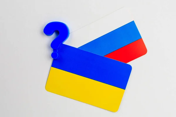 우크라이나와 러시아의 국기에 불확실성의 개념과 전쟁이 공간이있는 — 스톡 사진