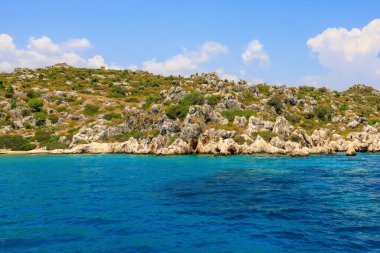 Denizden kayalık kıyı manzarası. Seçici odaklı arkaplan ve metin için alanı kopyala. Türkiye 'de Akdeniz. Popüler turistik yerler