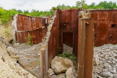 Terk edilmiş gizli nükleer sığınak. Soğuk Savaş Komuta Merkezi, nesne 1180. Seçici odaklı arkaplan