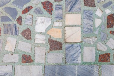 Taş parçalarından yapılmış cilalı bir duvar. Arkaplan ya da fon. Tasarım için boşluk