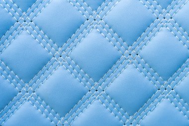 Seçici odaklı mavi dikişli pürüzlü deri yüzeyi. Arkaplan ya da fon. Boş ya da grafik kaynağı tasarla