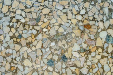 Taş parçalarından yapılmış cilalı bir duvar. Arkaplan ya da fon. Tasarım için boşluk