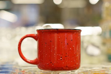 Toptan ve perakende satış yapan bir dükkanda metal kaplama ya da kupa. Seçici odaklı arkaplan ve metin için alanı kopyala