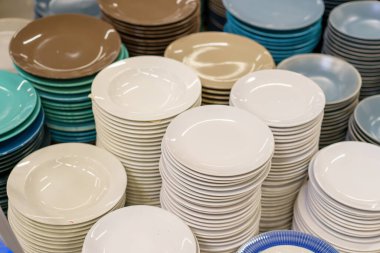 Toptan ve perakende mağazasında tabaklar ve tabaklar. Seçici odaklı arkaplan ve metin için alanı kopyala