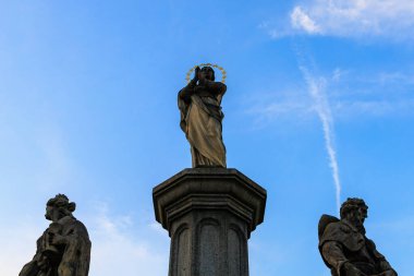 Şehrin mimarisinde çok eski heykeller var. Tarihsel ve kültürel miras. Seçici odak ve kopyalama alanı olan arkaplan