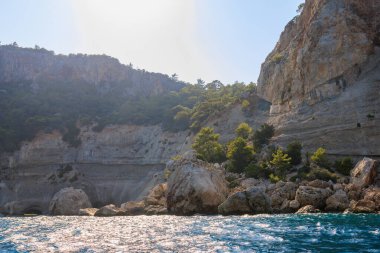 Denizden kayalık kıyı manzarası. Seçici odaklı arkaplan ve metin için alanı kopyala. Türkiye 'de Akdeniz. Popüler turistik yerler