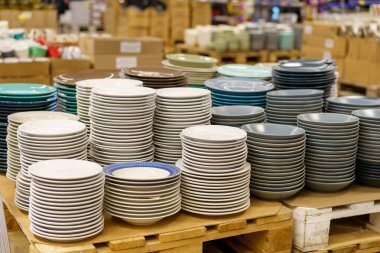 Toptan ve perakende mağazasında tabaklar ve tabaklar. Seçici odaklı arkaplan ve metin için alanı kopyala