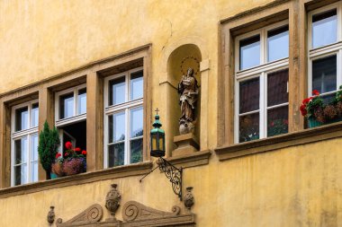 Şehrin mimarisinde çok eski heykeller var. Tarihsel ve kültürel miras. Seçici odak ve kopyalama alanı olan arkaplan