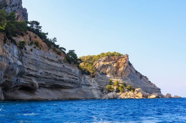 Denizden kayalık kıyı manzarası. Seçici odaklı arkaplan ve metin için alanı kopyala. Türkiye 'de Akdeniz. Popüler turistik yerler