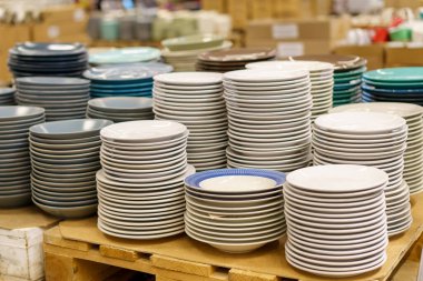 Toptan ve perakende mağazasında tabaklar ve tabaklar. Seçici odaklı arkaplan ve metin için alanı kopyala