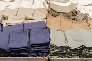 Toptan ve perakende mağazasında havlular. Seçici odaklı arkaplan ve metin için alanı kopyala