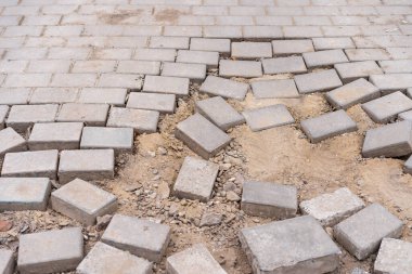 Kısıtlı hareket kabiliyetine sahip insanlar için uygun olmayan kaldırım levhalarından yapılmış tahrip olmuş. Tehlikeli bir şehir ortamı. Metin için kopyalama alanı olan arkaplan